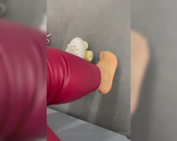 Queenfeetred aka queenfeetred OnlyFans - I thought skating these skates was easy but i was wrong  i prefer sneakers