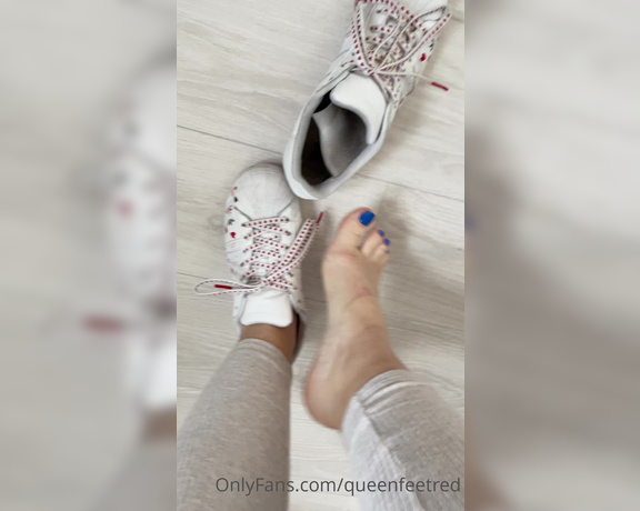 Queenfeetred aka queenfeetred OnlyFans - These superstars make my feet super smelly and sweaty… u wanna check