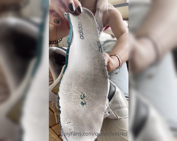 Queenfeetred aka queenfeetred OnlyFans - Who would sniff this smelly socks