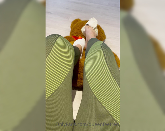 Queenfeetred aka queenfeetred OnlyFans - Look on Teedybear he is soooo happy)