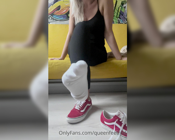 Queenfeetred aka queenfeetred OnlyFans - Wishes about vans and sock arrived) have fun