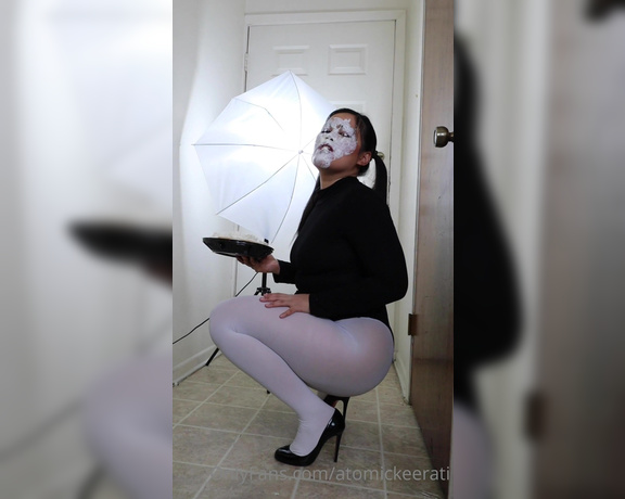 Atomickeerati aka atomickeerati OnlyFans - Celebrate life with cake Hope you love this kinky girl WAM video)