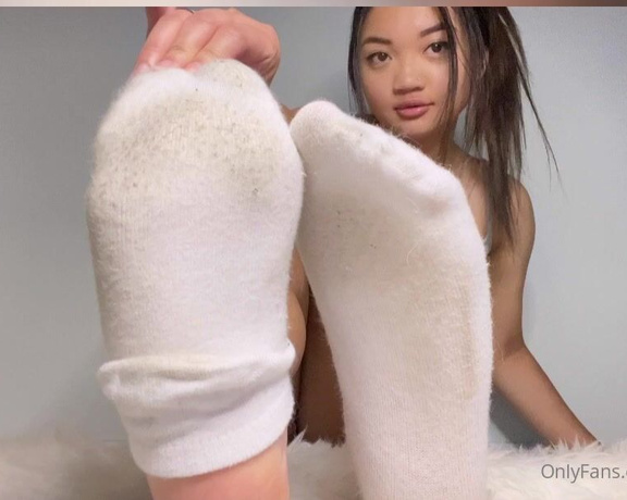 Goddessjvu aka goddessjvu OnlyFans - No sound showing off my dirty socks thinking of trampling you & taking them off
