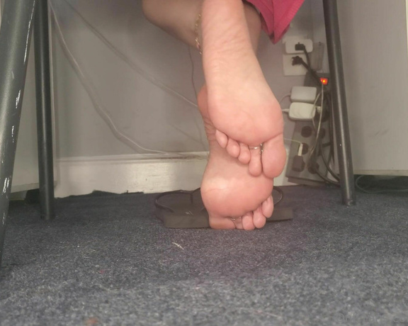 Miss Behavin aka misbehavedxoxo OnlyFans - Soles from under the chair view