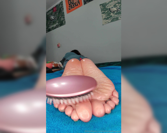 Miss Behavin aka misbehavedxoxo OnlyFans - Tickle my oily soles