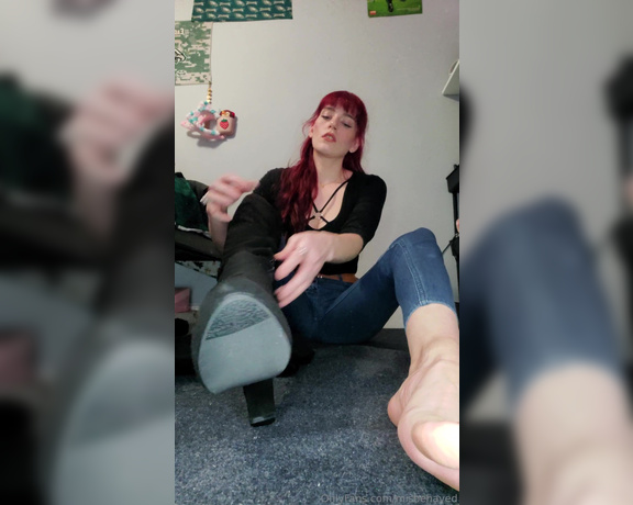 Miss Behavin aka misbehavedxoxo OnlyFans - Sniff my fucking feet after a long day in these boots with no socks