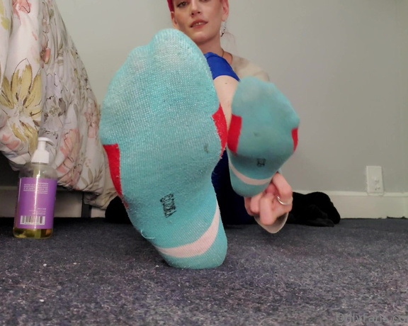 Miss Behavin aka misbehavedxoxo OnlyFans - Sock removal oiled scrunched & wiggles