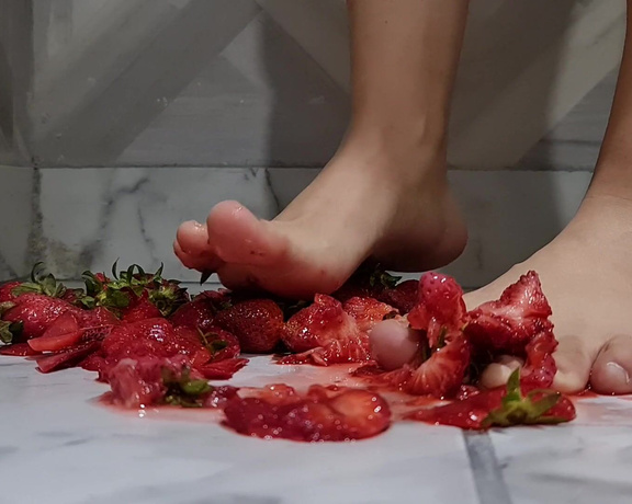 Piecitossuaves aka piecitossuaves OnlyFans - Crushing strawberries