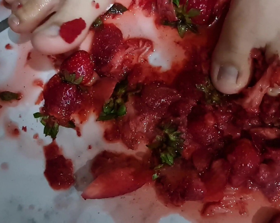 Piecitossuaves aka piecitossuaves OnlyFans - Crushing strawberries
