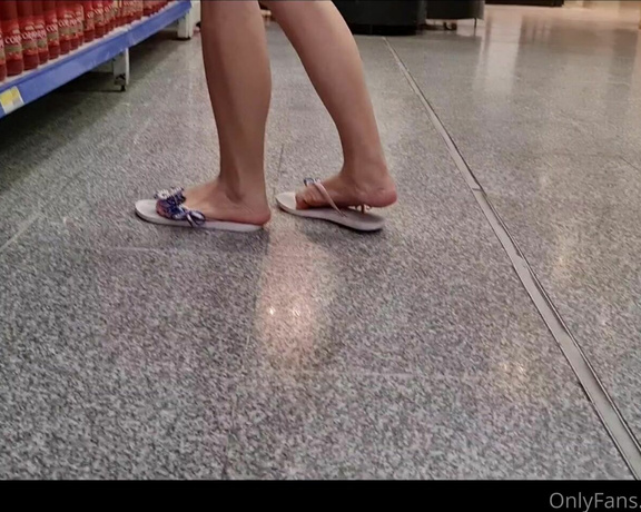 Piecitossuaves aka piecitossuaves OnlyFans - EN EL SUPERMERCADO NECESITO DINERO DE ALGUN ESCLAV0 PARA MIS SIGUIENTES COMPRAS