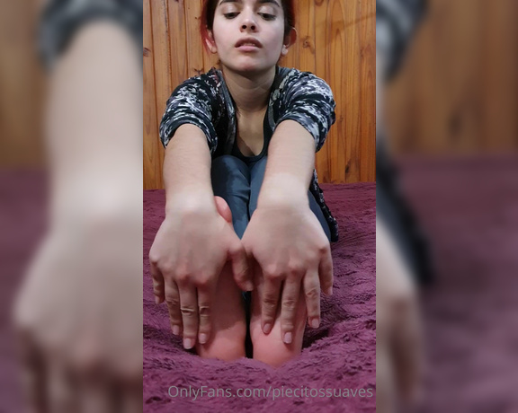 Piecitossuaves aka piecitossuaves OnlyFans - Feet oil