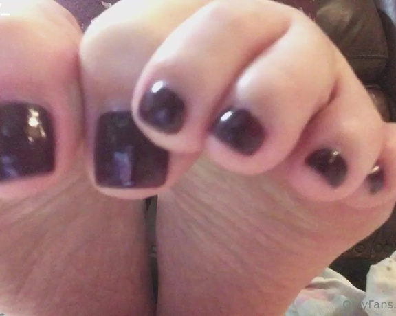 XXSmiley aka xxsmiley OnlyFans - Toe wiggling and sole scrunching on the couch