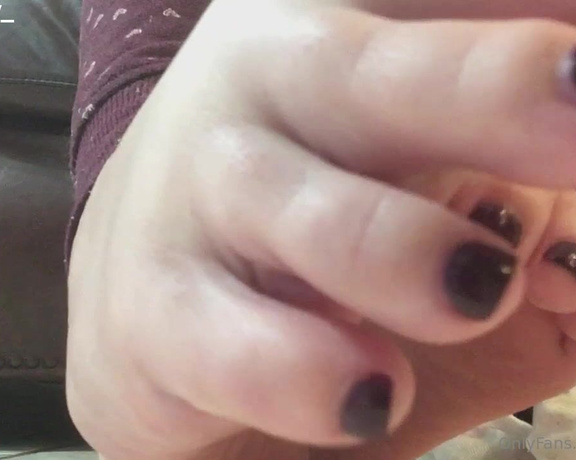 XXSmiley aka xxsmiley OnlyFans - Toe wiggling and sole scrunching on the couch