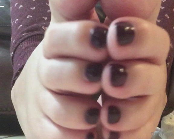 XXSmiley aka xxsmiley OnlyFans - Toe wiggling and sole scrunching on the couch