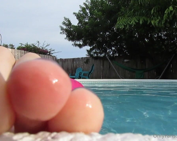 XXSmiley aka xxsmiley OnlyFans - Wet toes in the pool