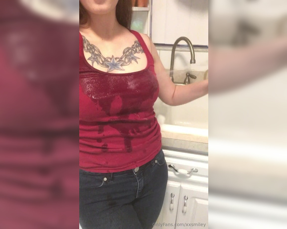 XXSmiley aka xxsmiley OnlyFans - Getting wet in the kitchen sink