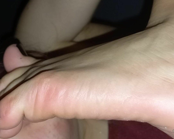 Piecitossuaves aka piecitossuaves OnlyFans - The sweat on my feet after dancing all night in sneakers is amazing and extravagantly delicious