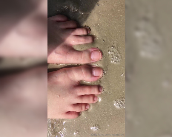 XXSmiley aka xxsmiley OnlyFans - Walking on the beach Toes in the sand and water