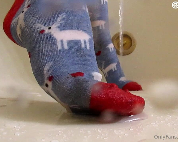 XXSmiley aka xxsmiley OnlyFans - Getting Christmas socks wet
