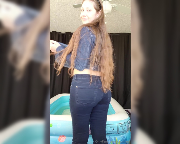 XXSmiley aka xxsmiley OnlyFans - Jeans and boots in an inflatable pool in my living room Before and after the wetlook