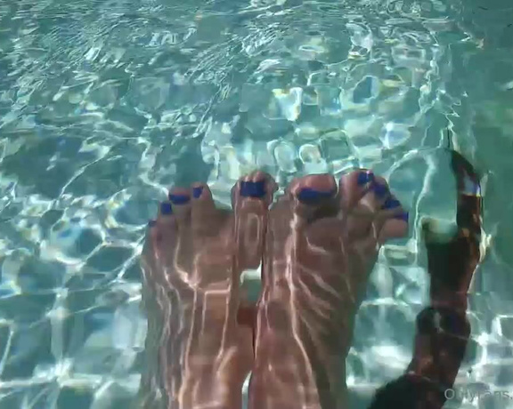 XXSmiley aka xxsmiley OnlyFans - Long blue toenails in pool