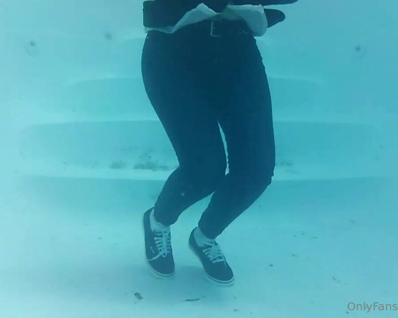 XXSmiley aka xxsmiley OnlyFans - Vans, jeans and blazer in the pool Underwater footage