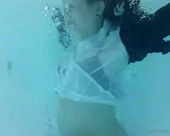 XXSmiley aka xxsmiley OnlyFans - Vans, jeans and blazer in the pool Underwater footage