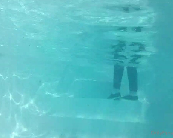 XXSmiley aka xxsmiley OnlyFans - Vans, jeans and blazer in the pool Underwater footage