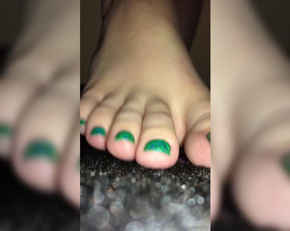 XXSmiley aka xxsmiley OnlyFans - Holo green pedicure