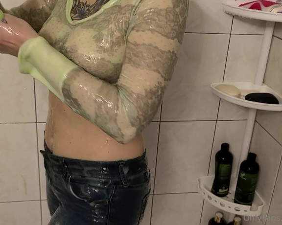 XXSmiley aka xxsmiley OnlyFans - Rinsing off green slime After the wetlook