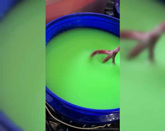 XXSmiley aka xxsmiley OnlyFans - Making Green Slime