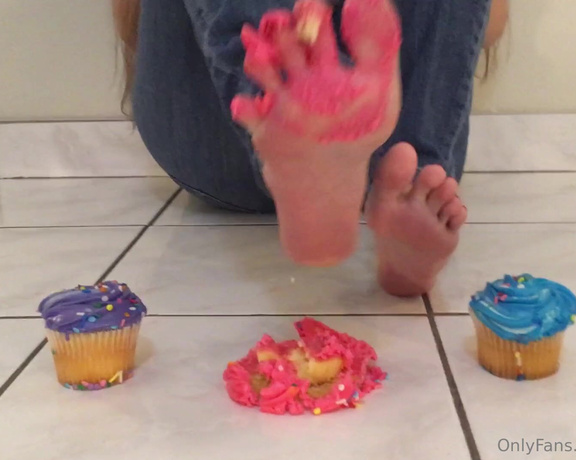 XXSmiley aka xxsmiley OnlyFans - Squishing cup cakes with my feet