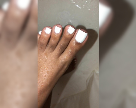 CravinTae aka cravintae OnlyFans - Shower, to appreciate the sparkly white polished toes!