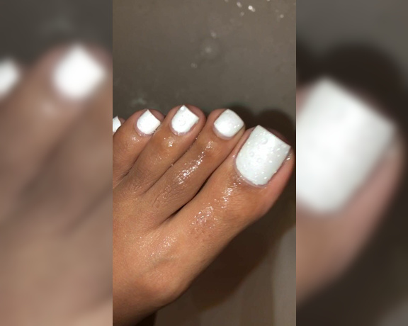 CravinTae aka cravintae OnlyFans - Shower, to appreciate the sparkly white polished toes!