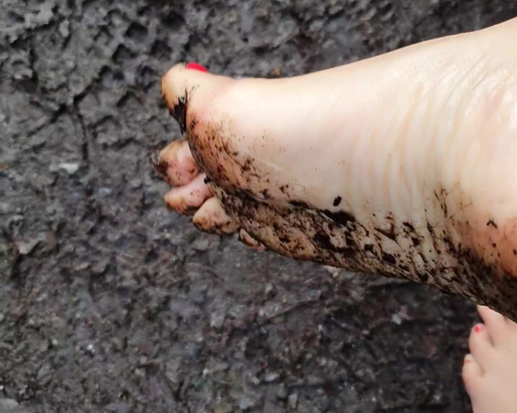 FeetBySherri aka feetbysherri OnlyFans - Muddy feet video