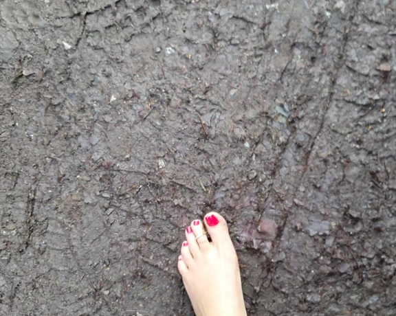 FeetBySherri aka feetbysherri OnlyFans - Muddy feet video