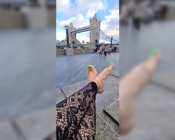 FeetBySherri aka feetbysherri OnlyFans - Teasing with my green toes in London