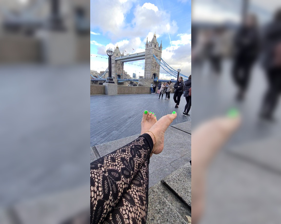 FeetBySherri aka feetbysherri OnlyFans - Teasing with my green toes in London