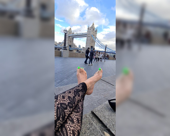 FeetBySherri aka feetbysherri OnlyFans - Teasing with my green toes in London