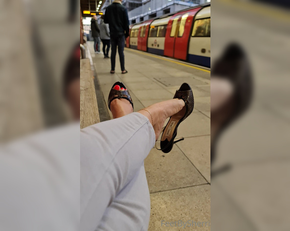 FeetBySherri aka feetbysherri OnlyFans - Rush hour in London  and Im just chilling and doing my thing haha