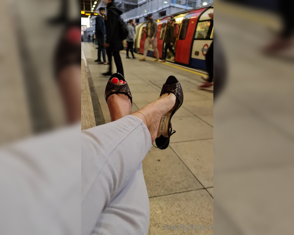 FeetBySherri aka feetbysherri OnlyFans - Rush hour in London  and Im just chilling and doing my thing haha