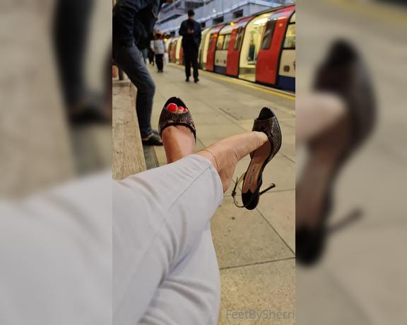 FeetBySherri aka feetbysherri OnlyFans - Rush hour in London  and Im just chilling and doing my thing haha