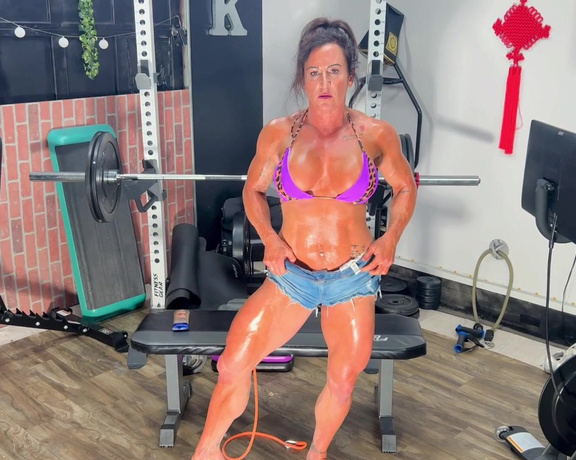 Kandy Legs aka kandylegsxxx OnlyFans - MILF Kandy oils up and invites you to experience her strength Lifting and carrying my step