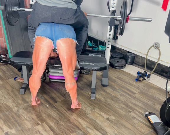 Kandy Legs aka kandylegsxxx OnlyFans - MILF Kandy oils up and invites you to experience her strength Lifting and carrying my step