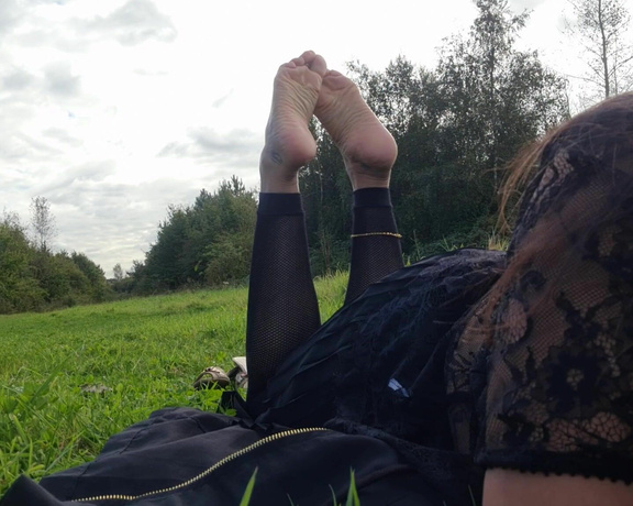 FeetBySherri aka feetbysherri OnlyFans - Feet up behind