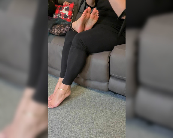 FeetBySherri aka feetbysherri OnlyFans - Having my feet lotioned and massaged by @misssplendidfeet