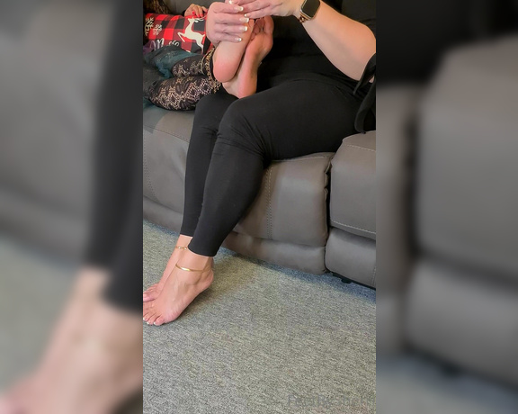 FeetBySherri aka feetbysherri OnlyFans - Having my feet lotioned and massaged by @misssplendidfeet