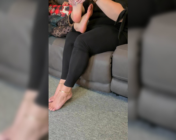 FeetBySherri aka feetbysherri OnlyFans - Having my feet lotioned and massaged by @misssplendidfeet