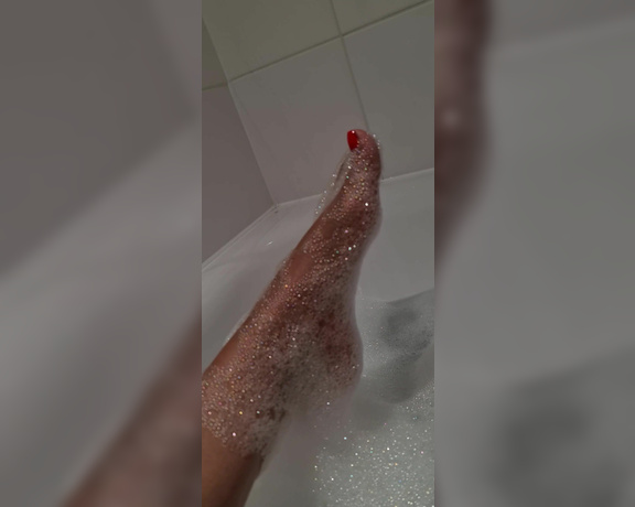 FeetBySherri aka feetbysherri OnlyFans - Hmmm enjoying a sensual bath