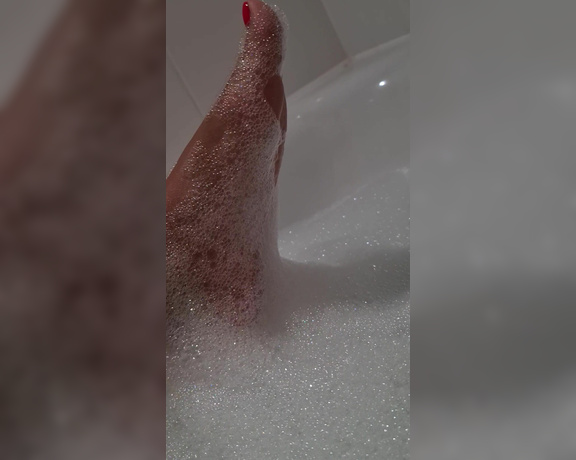 FeetBySherri aka feetbysherri OnlyFans - Hmmm enjoying a sensual bath